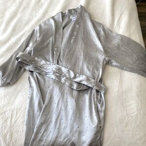 Super comfortable dressing gown, soft to skin, light weight cover up